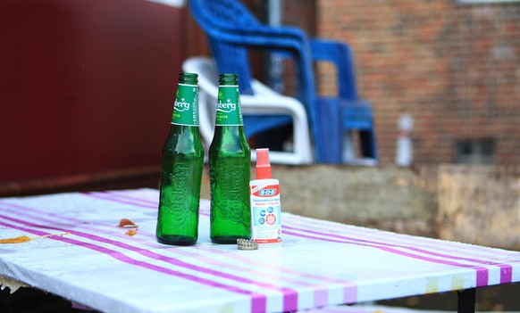 Zwei Bierflaschen und eine Flasche Handdesinfektionsmittel stehen auf einem Tisch vor der geschlossenen Gastst�tte zum Glaskasten in der Saarlandstra�e in Hamburg, Bars, Kneipen, Gastst�tten und Resta ...