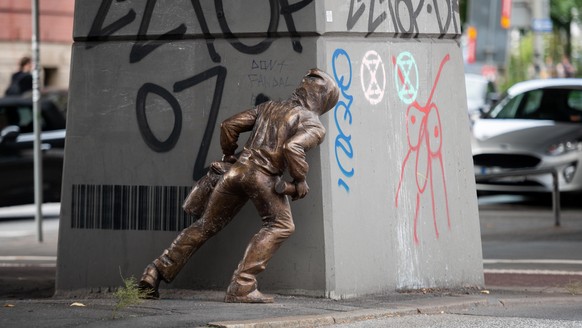 08.09.2020, Hamburg: Eine Bronzestatue, die einen Mann mit Kapuzenpulli darstellt, der eine Spraydose in der Hand h�lt, steht am Pfeiler des U-Bahn-Viadukts am R�dingsmarkt. Wie schon in Bremen ist nu ...