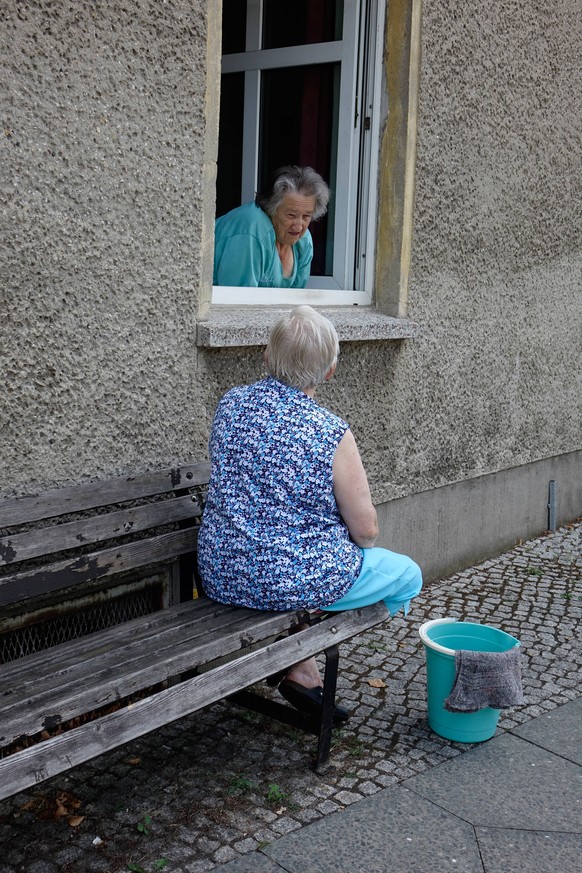 Plausch in der Nachbarschaft Plausch in der Nachbarschaft, 19.08.2018, Zossen, Brandenburg, Zwei Nachbarinnen unterhalten sich an einem Fenster. *** Talking in the neighborhood Talking in the neighbor ...