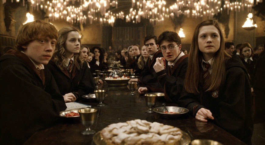 HARRY POTTER AND THE HALF-BLOOD PRINCE, Rupert Grint left, Emma Watson second from left, Matthew Lewis third from right, Daniel Radcliffe second from right, Bonnie Wright right, 2009. Warner Bros./cou ...