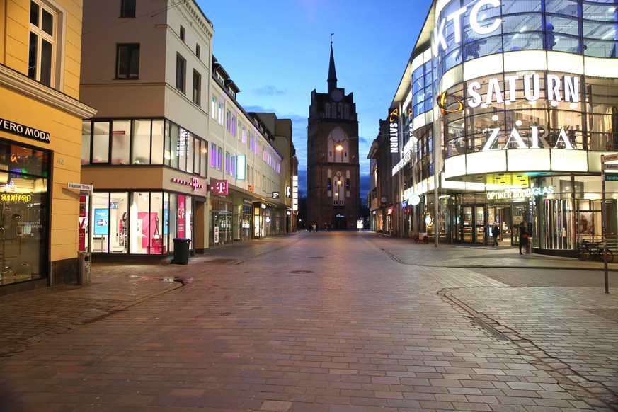 Nicht viel mehr als ein Lichtermeer: Blick am Donnerstag 28.01.2021 auf das Stadtzentrum von Rostock. Die Hansemetropole ist die gr