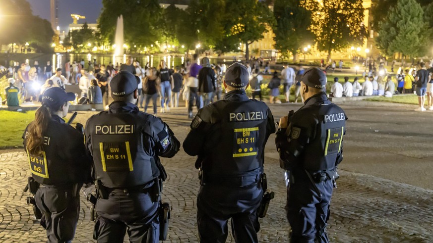 Massives Polizeiaufgabe am Eckensee in Stuttgart. Dort war die Keimzelle der Krawalle vom Samstag zuvor. Der von der Polizei als Event- und Partyszene bezeichnete Gruppierung standen hunderte Polizist ...