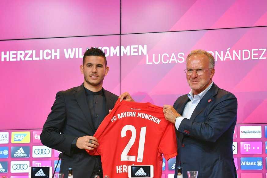 Lucas HERNANDEZ (Bayern Muenchen) und Karl Heinz RUMMENIGGE, (Vorstandsvorsitzender) mit dem Trikot mit der Rueckennummer 21. Praesentation,Vorstellung Lucas HERNANDEZ ,Pressekonferenz, FC Bayern Muen ...