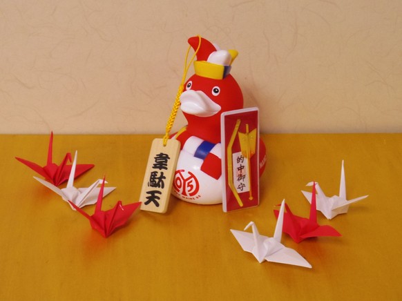Glücksbringer: "Das Amulett mit Pfeil und Bogen (的中御守) rechts neben der Gummi-Ente ist für die Genauigkeit der Torschüsse. Das andere hölzerne (韋駄天) ist ein Schild, dass dafür sorgen soll, dass die Sp ...