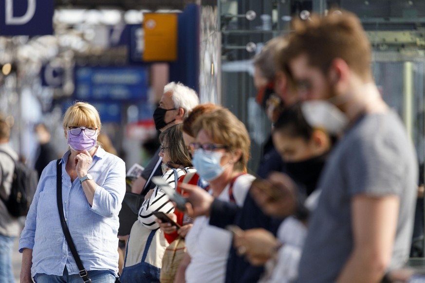 In Bussen, Bahnen und Zügen in NRW sowie auf Gleisen wie am Kölner Hauptbahnhof herrscht wegen der Coronakrise derzeit Maskenpflicht und Reisende erscheinen nur noch maskiert. Köln, 27.04.2020 | Verwe ...