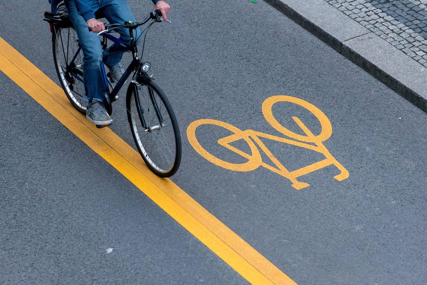 Berlin, Feature Fahrradweg Deutschland, Berlin - 28.09.2020: Im Bild ist eine Radfahrerin auf dem tempor