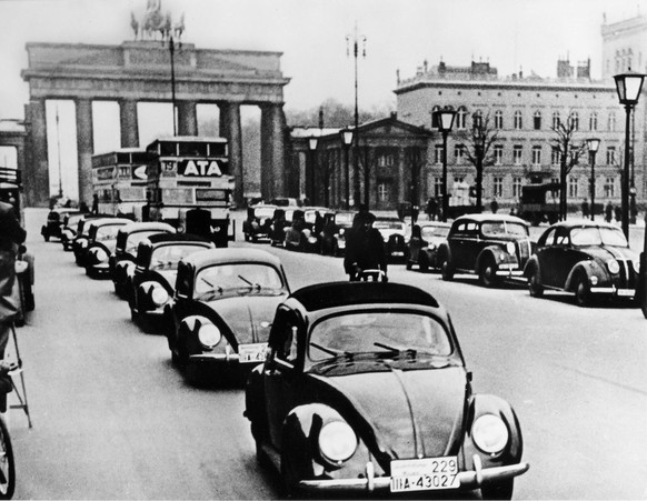 Eine ganze Reihe an KdF-Wagen 1938 vor dem Brandenburger Tor in Berlin.