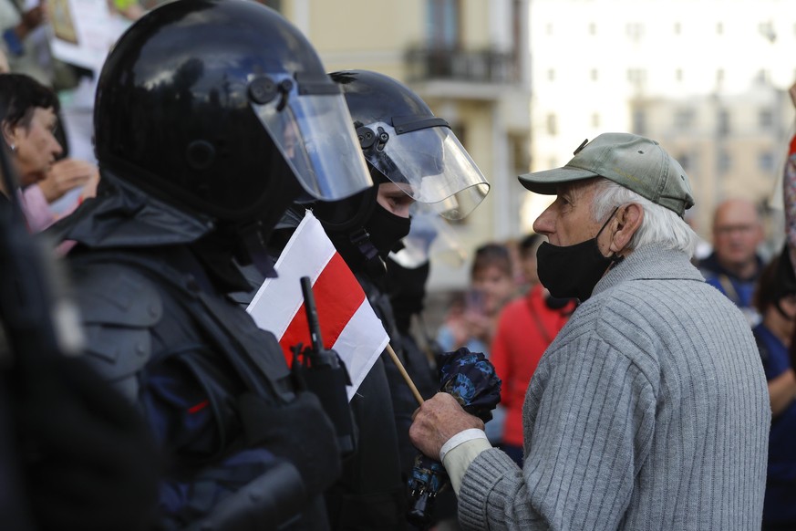 dpatopbilder - 27.08.2020, Belarus, Minsk: Ein älterer Demonstrant spricht mit einem Polizisten. Im Machtkampf in Belarus (Weißrussland) ist Russland bereit, seinem Nachbarn bei einer weiteren Zuspitz ...