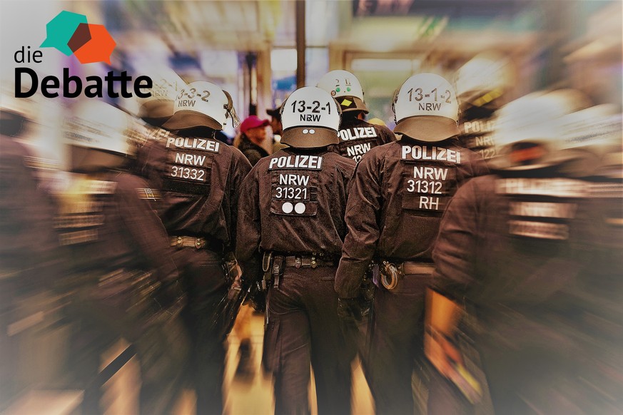 Polizisten schirmen zwei Versammlungen von Rechten (Begleitschutz Köln e.V.) und Linken (Köln gegen Rechts) auf dem Breslauer Platz am Hauptbahnhof voneinander ab. Köln, 28.08.2018 *** Policemen guard ...