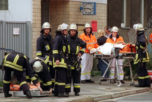 Rettungskräfte nach dem Anschlag im Jahr 2000.