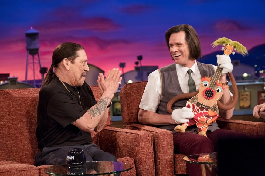 KIDDING, from left: Danny Trejo, Jim Carrey, Green Means Go , Season 1, ep. 101, airs Sept. 9, 2018. photo: Erica Parise / Showtime / Courtesy: Everett Collection 101-Green Means Go ACHTUNG AUFNAHMEDA ...