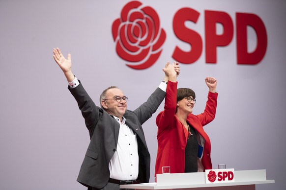 Die SPD-Vorsitzenden Norbert Walter-Borjans und Saskia Esken nach ihrer Wahl auf dem SPD-Parteitag im Dezember 2019.
