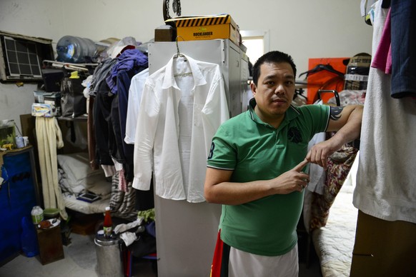 Qatar, Doha, migrant worker QATAR, Doha, housing complex for migrant worker outside the city, six filipino worker share a 10 square meter room *** KATAR, Doha, Sammelunterkunft fuer Gastarbeiter, sech ...