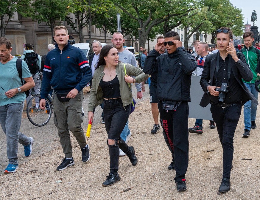 29.08.2020, Berlin: Chris Ares (2.v.l), deutscher rechtsextremer Rapper, kommt zu einer Demonstration gegen die Corona-Maßnahmen. Foto: Christophe Gateau/dpa +++ dpa-Bildfunk +++
