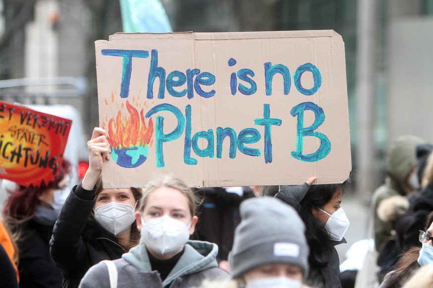 Unter dem Hashtag Keine leeren Versprechen mehr fand im Rahmen des globalen Klimastreik s eine Demonstration der Bewegung Fridays For Future in Frankfurt statt, Hessen, Deutschland. Eine Aktivistin h