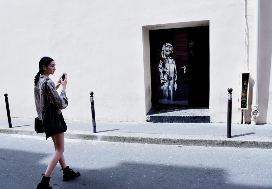 Das Kunstwerk der trauernden Frau auf der Notausgangs-Tür des Pariser Nachtclubs "Bataclan" galt lange als verschwunden.