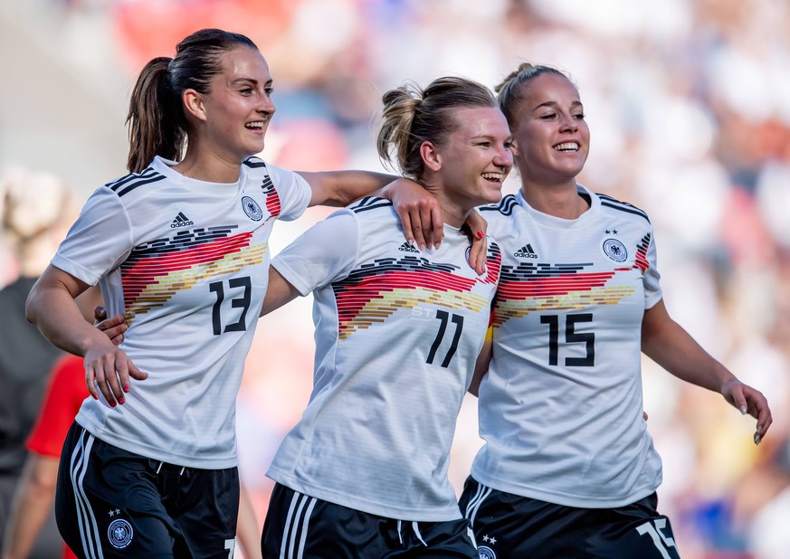 30. Mai 2019: Regensburg, Continental Arena: Fussball Laenderspiel Frauen: Deutschland - Chile: Torjubel Deutschland zum 1:0 durch Alexandra Popp (M) mit Sara Daebritz (L) und Giulia Gwinn. *** 30 May ...