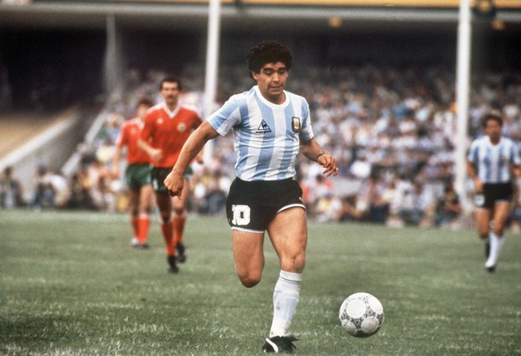 ARCHIV - 10.06.1986, Mexiko, Mexiko-Stadt: Der argentinische Fu�ball-Nationalspieler Diego Maradona in Ballbesitz beim Spiel Argentinien gegen Bulgarien am 10.6.1986 im Olympiastadion in Mexico-City.  ...