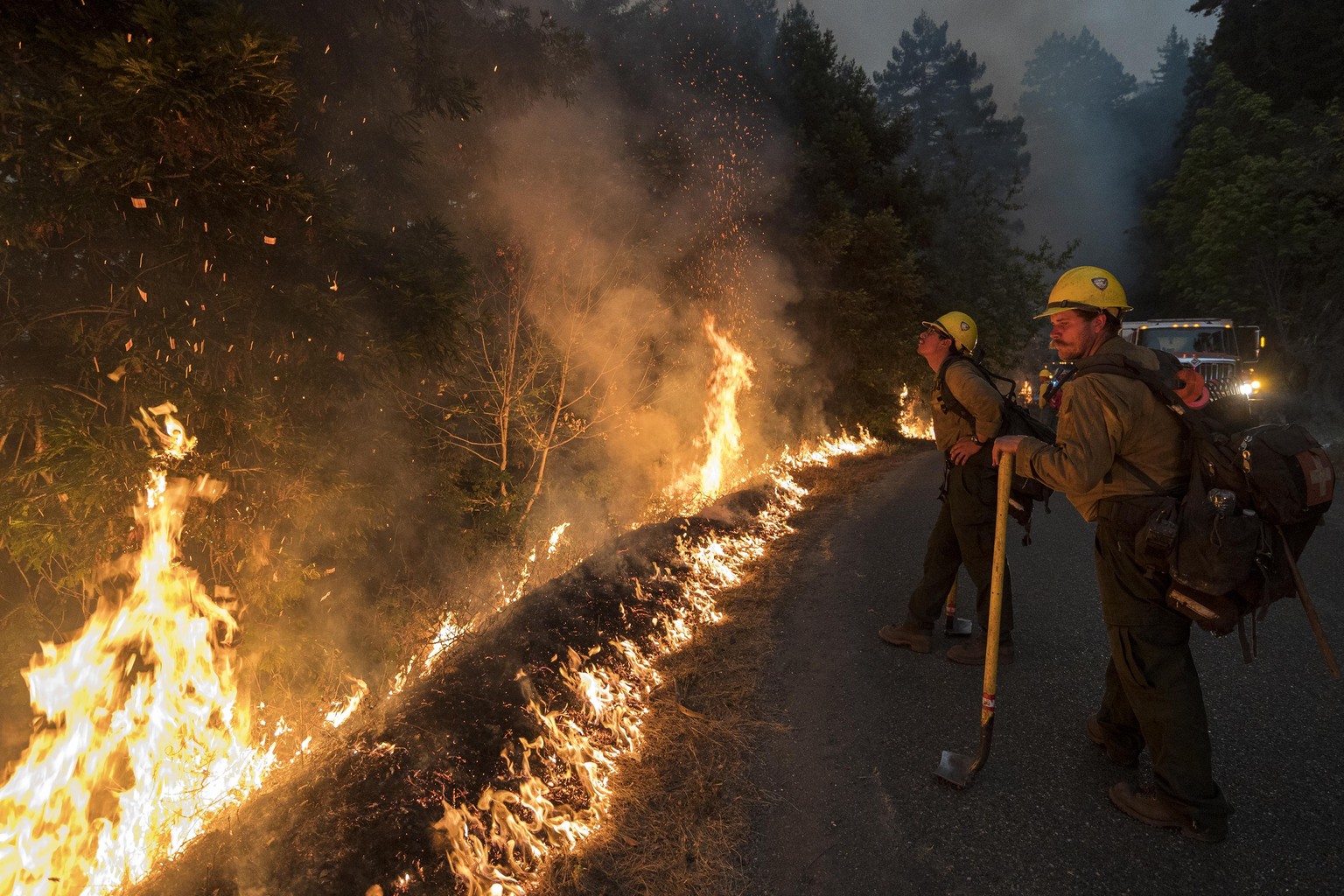 11.09.2020, USA, Big Sur: Feuerwehrleute überwachen einen kontrollierten Brand entlang der Nacimiento-Fergusson Road, um das Dolan-Feuer in der Nähe von Big Sur, einzudämmen. Foto: Nic Coury/AP/dpa ++ ...