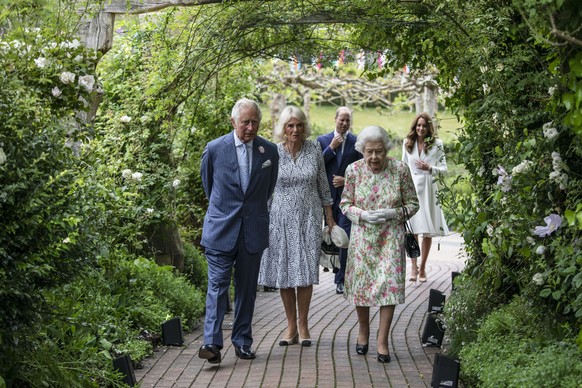 11.06.2021, Gro�britannien, St Ives: Die britische K�nigin Elizabeth II. (vorne r), der britische Prinz Charles (vorne l), dessen Frau Camilla ( vorne 2.v.l), Herzogin von Cornwall, sowie Kate, Herzog ...