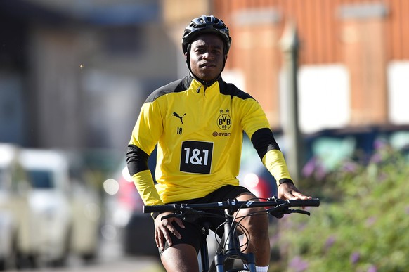 Fahrradfahren kann er auch schon. Youssoufa Moukoko, damals noch 15, durfte im Sommer mit den Großen ins Trainingslager.