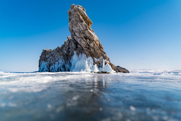 View of Ogoy Island in Lake Baikal, Russia during winter | Verwendung weltweit