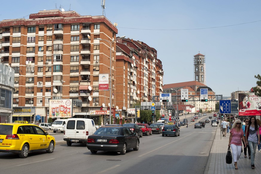 Autos zwängen sich über den Bill-Clinton-Boulevard in Kosovos Hauptstadt Pristina.