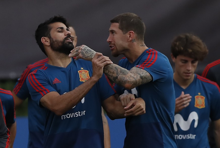 Spain&#039;s Sergio Ramos, right, jokes with his teammate practice Diego Costa during a training session of Spain at the 2018 soccer World Cup in Krasnodar, Russia, Friday, June 22, 2018. (AP Photo/Ma ...