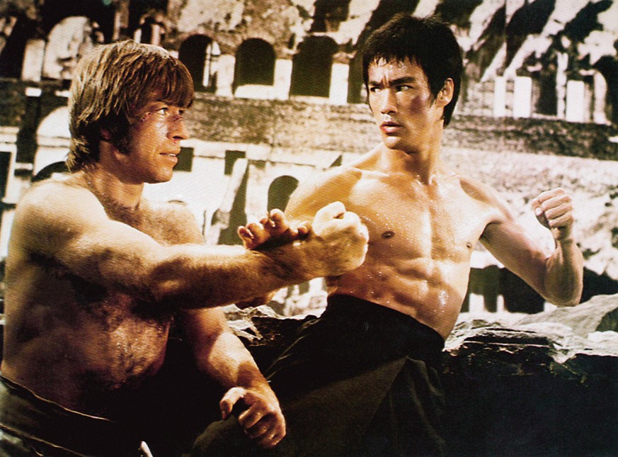 THE WAY OF THE DRAGON, aka MENG LONG GUO JIANG, from left: Chuck Norris, Bruce Lee, 1972 Courtesy Everett Collection PUBLICATIONxINxGERxSUIxAUTxONLY Copyright: xCourtesyxEverettxCollectionx M8DWAOF EC ...