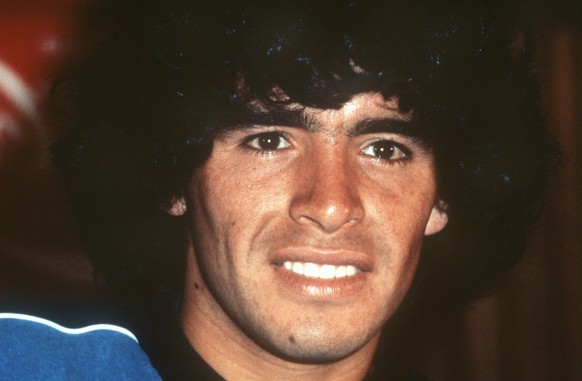 ARCHIV - 02.01.1981, Uruguay, ---: Der argentinische Fu�ballspieler Diego Maradona nimmt an einem Fu�ballturnier teil. Maradona ist tot. Er starb im Alter von 60 Jahren, wie der argentinische Fu�ballv ...