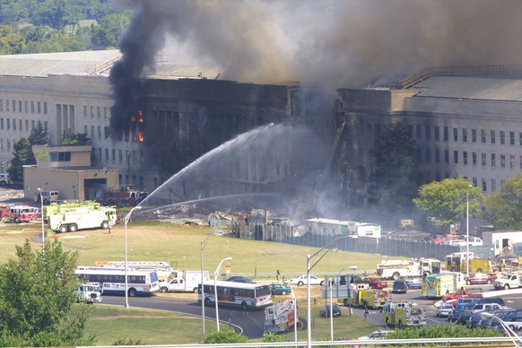 Eins der Flugzeuge ist ins Pentagon gestürzt: Hier versuchen Feuerwehrkräfte, den Brand unter Kontrolle zu bekommen.