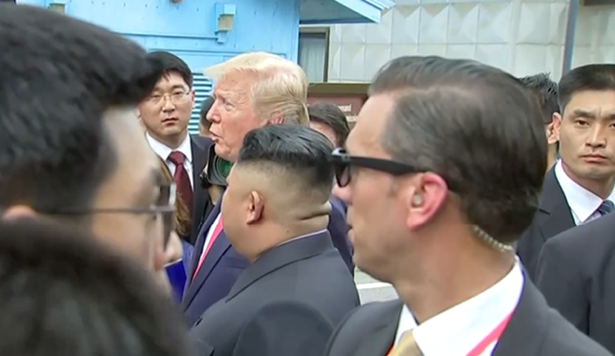 Da sind sie! Sorry für die etwas verwackelte Momentaufnahme, aber das war ein historischer Moment. Trump hat als erster amtierender US-Präsident nordkoreanischen Boden betreten.