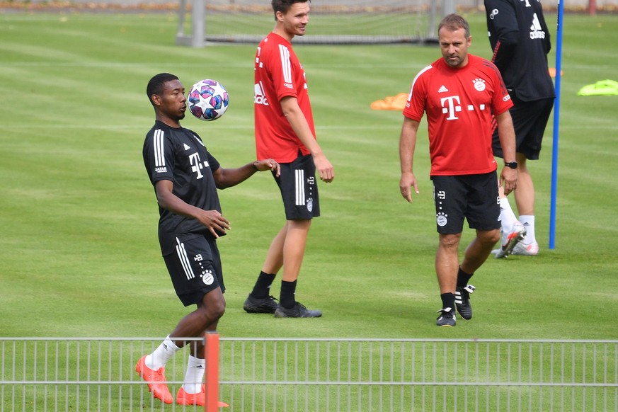 Bayern München: David Alaba im Training, Hansi Flick schaut zu.