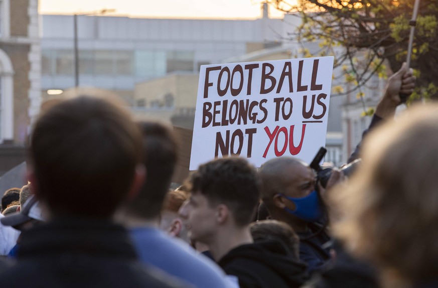Sport Bilder des Tages Fans gather to show their anger at Chelsea joining the proposed Super League, before their game against Brighton at Stamford Bridge, London. Picture date: 20th April 2021. Pictu ...