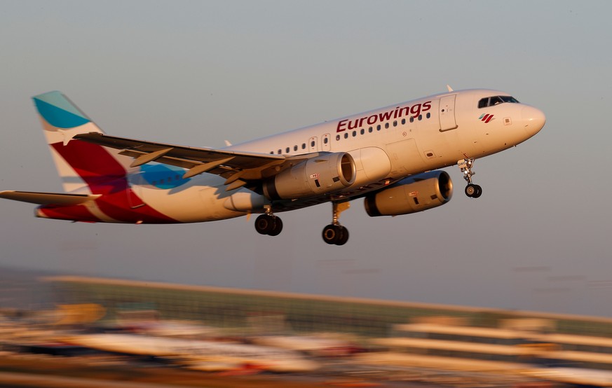 FILE PHOTO: A Eurowings Airbus A319-100 takes off from Palma de Mallorca, Spain, July 29, 2018. REUTERS/Paul Hanna/File Photo