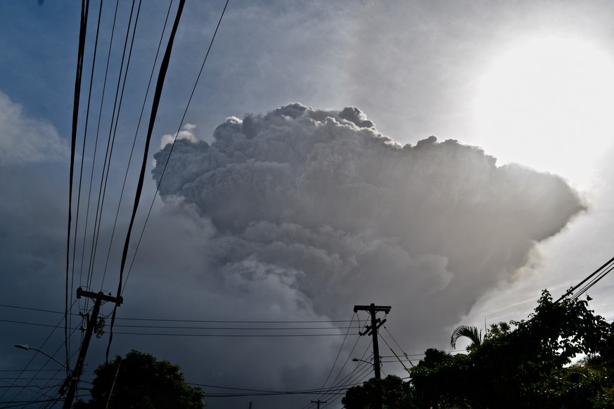 09.04.2021, ---: Eine Aschewolke steigt auf nachdem der Vulkan La Soufriere auf der