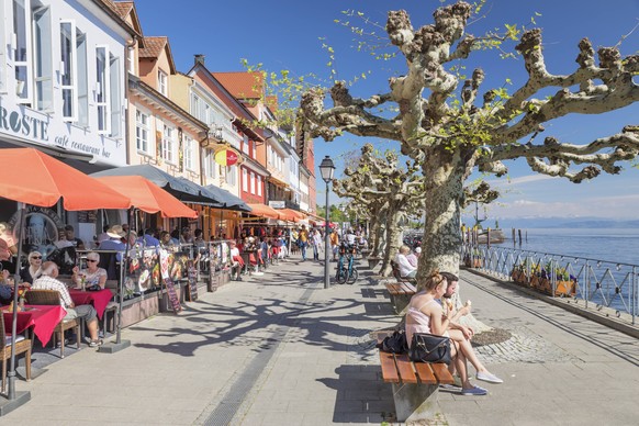Restaurants at the promenade, Meersburg, Lake Constance, Baden-Wurttemberg, Germany, Europe PUBLICATIONxINxGERxSUIxAUTxONLY Copyright: MarkusxLange 1160-4118 Editorial Use Only