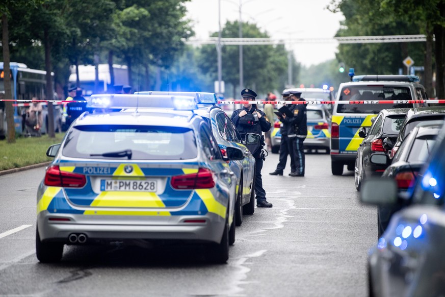 10.06.2020, Bayern, München: Polizisten stehen nahe der Stelle, an der am Nachmittag ein Fahrzeug in eine Gruppe von Menschen gefahren ist. Drei Menschen wurden verletzt, ob durch die Kollision mit de ...