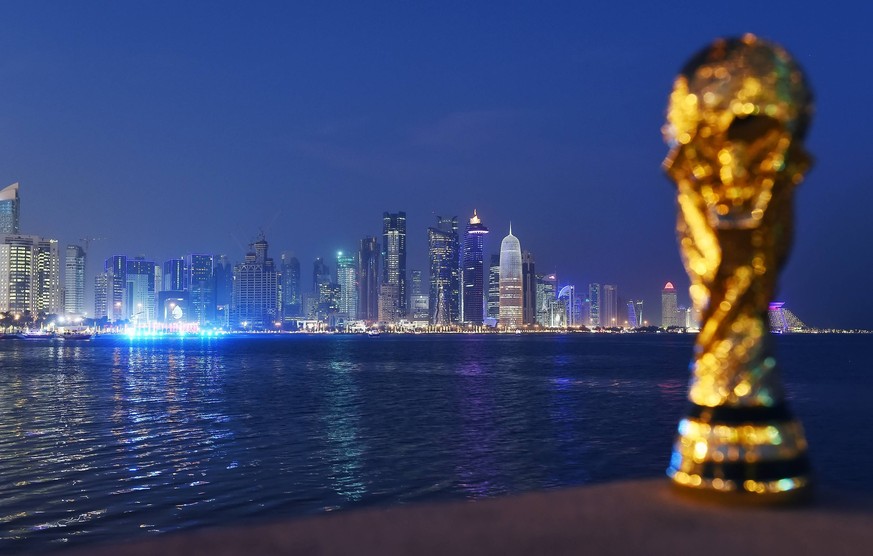 Fussball International FIFA WM 2022 in Katar 21.12.2014 Ein Replika des FIFA WM Pokal vor der Skyline von Doha PUBLICATIONxNOTxINxAUTxSUIxITA

Football International FIFA World Cup 2022 in Qatar 21  ...