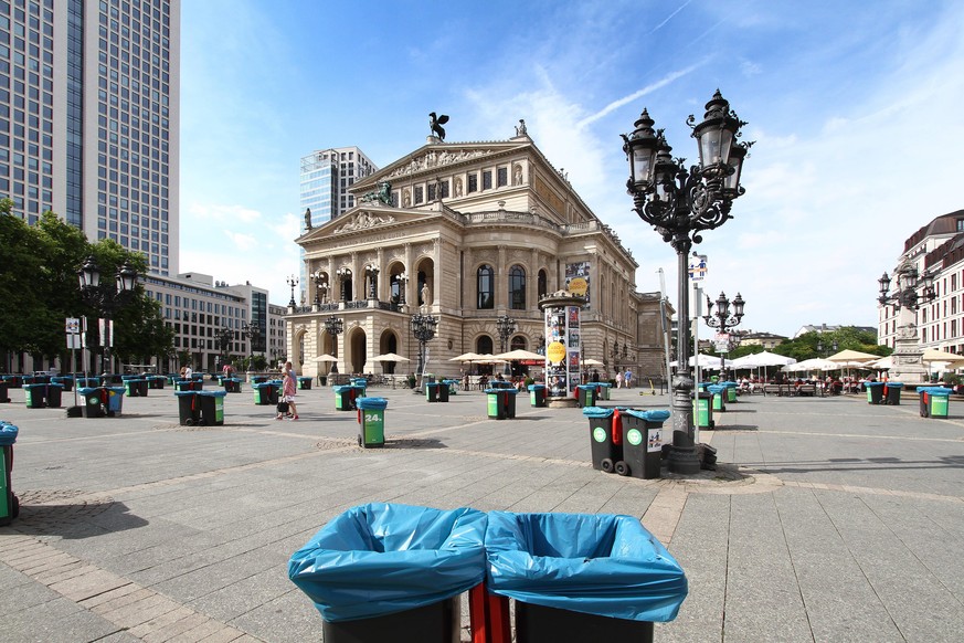Was wie ein urbanes Kunstobjekt oder Installation eines Straßenkünstler s auf dem Opernplatz vor der Alte n Oper in Frankfurt mit 120 Liter Mülltonnen wirkt, hat einen ernsten Hintergrund: Durch den v ...