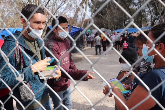 News Themen der Woche KW08 News Bilder des Tages Migrants cross into the United States from Matamoros, Mexico, 26 February 2021. Tijuana, Matamoros and from this Friday, Ciudad Juarez, are the three M ...