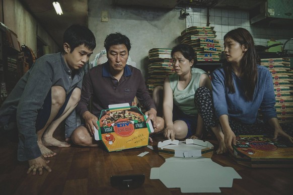 PARASITE, aka GISAENGCHUNG, from left: CHOI Woo-sik, SONG Kang-ho, JANG Hye-jin, PARK So-dam, 2019. Neon / courtesy Everett Collection For usage credit please use ACHTUNG AUFNAHMEDATUM GESCH�TZT PUBLI ...
