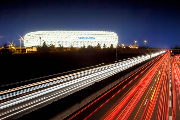 beleuchtete Allianz Arena an der A99 am Abend, Deutschland, Bayern, Muenchen illuminated Allianz Arena at highway A99 in the evening, Germany, Bavaria, Muenchen BLWS529058 Copyright: xblickwinkel/McPH ...