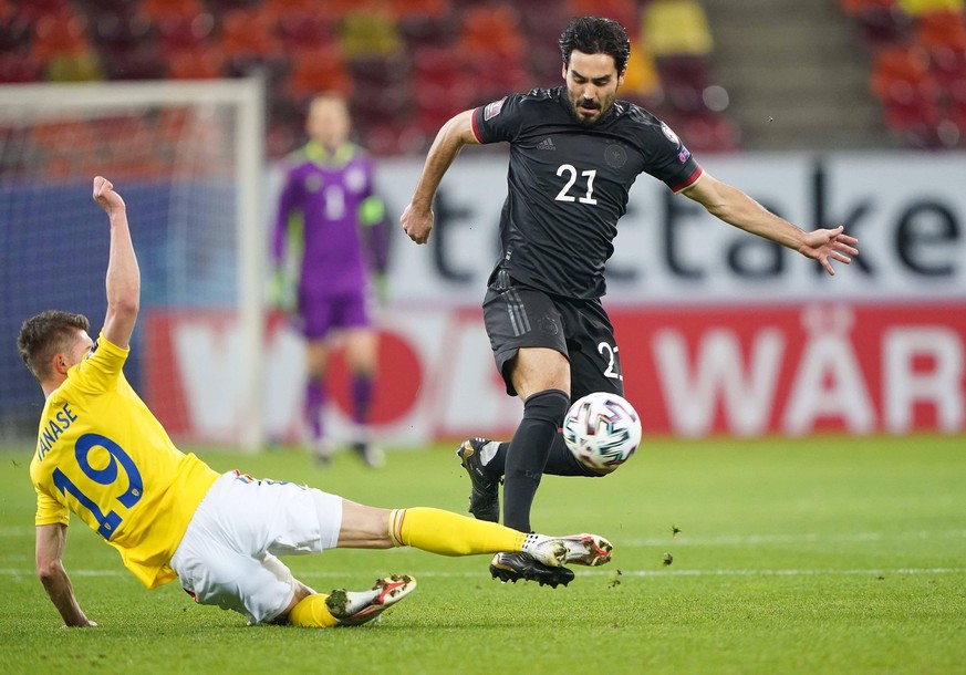 Ilkay GUENDOGAN, DFB 21, compete for the ball, tackling, duel, header, zweikampf, action, fight against Florin TANASE, ROM 19 in the match ROMANIA - GERMANY Rum