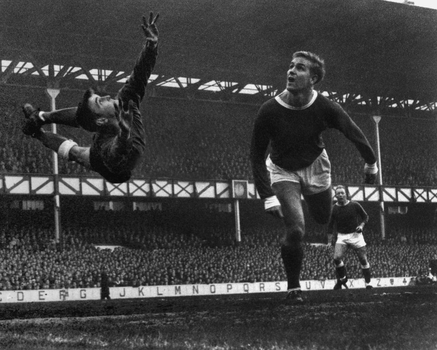 Bildnummer: 09170634 Datum: 21.12.1963 Copyright: imago/Colorsport
Graham Moore - Manchester United &amp; Andy Rankin - FC Everton, goalkeeper. Everton v Manchester United 21/12/1963. PUBLICATIONxNOT ...