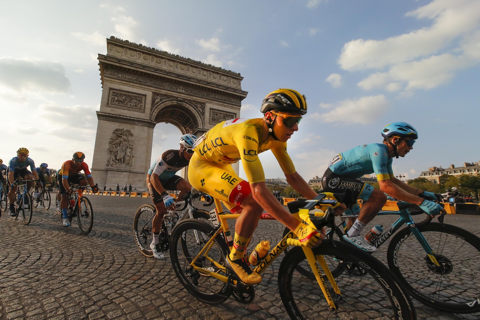 dpatopbilder - 20.09.2020, Frankreich, Paris: Radsport: UCI WorldTour - Tour de France, 21. Etappe, Mantes-la-Jolie - Paris (122,00 km). Tadej Pogacar (M) aus Slowenien vom UAE