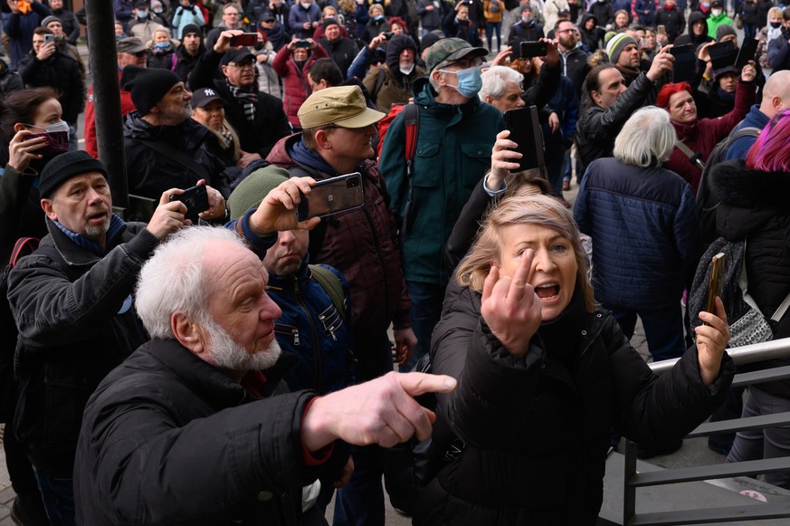 13.03.2021, Sachsen, Dresden: Demonstranten stehen w