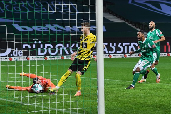 Marco Reus verwandelt seinen "schlecht geschossenen" Elfmeter im Nachschuss. Werder-Keeper Jiri Pavlenka hat das Nachsehen.