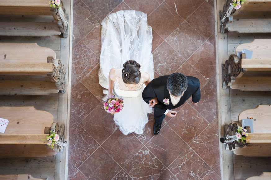 Newlywed couple walking on tiled floor in church model released Symbolfoto DIGF12433