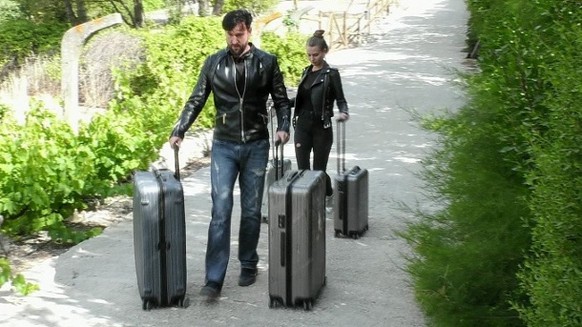 Natürlich hat er mehr Gepäck als sie. Natürlich.